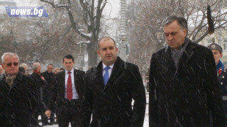Президентите Радев и Вуянович поднесоха венец на паметника на Незнайния воин
