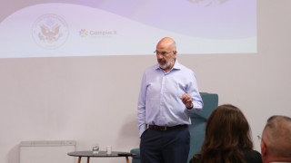 Служители рок звезди фокус върху едно върхово предложение и преследване