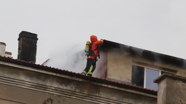 Над 20 души са евакуирани от сграда в Сливен заради пожар
