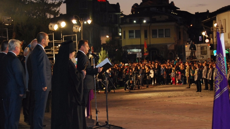 С тържествена заря и „Звук и светлина” завърши празничният ден във Велико Търново