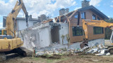 Включиха допълнителна тежка техника срещу незаконния хотел на Вълка на яз. "Искър"