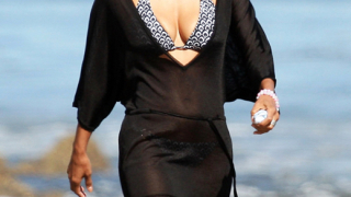 Холи Бери вее цици на плажа в Малибу