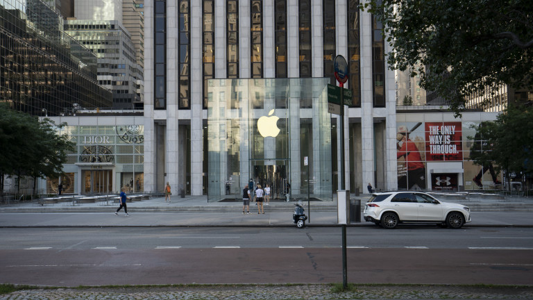 Технологичният гигант Apple стана първата компания в света, достигнала пазарна
