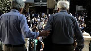 Стотици гръцки пенсионери протестираха срещу сериозното орязване на пенсиите им