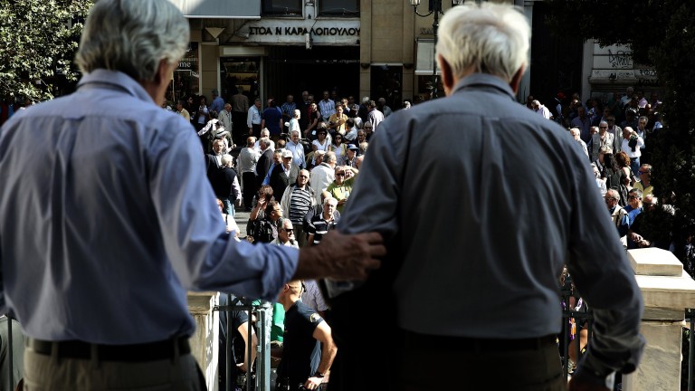 Гръцките пенсионери излязоха на протест срещу съкращенията