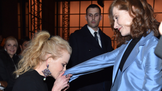 Никол Кидман целуна ръка на колежка