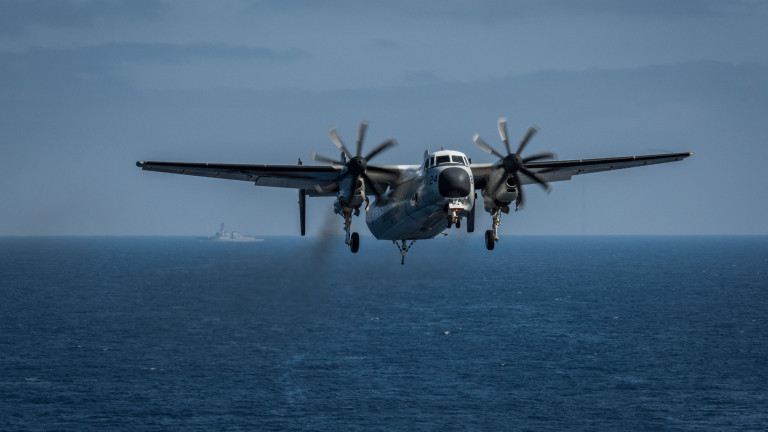 ВМС на САЩ спряха издирването на трима моряци от катастрофиралия самолет