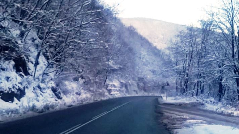 Снегопочистване ограничи движението по пътища в страната 