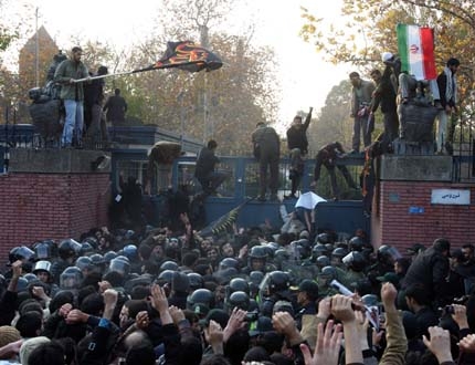 Ирански студенти превзеха британското посолство в Техеран