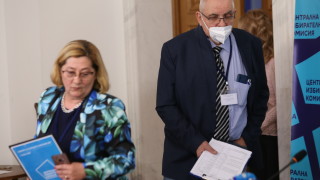 Не бива да се спира машинното гласуване, категорични от ЦИК