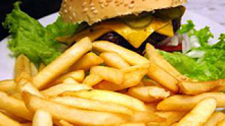 Нова наредба забранява газирани напитки и сладкиши в училищата