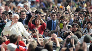 Папата отговаря на въпроси по телевизията