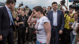 Не ме пипайте, отвикнала съм от хората, моли Савченко медиите на летището в Киев