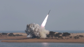 Северна Корея изстреля ракета 
