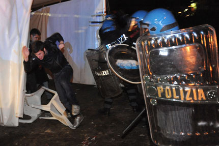 Сълзотворен газ срещу барикада на бунище в Италия