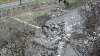 Издирват части от отнесен мост край село Средногорци, Мадан