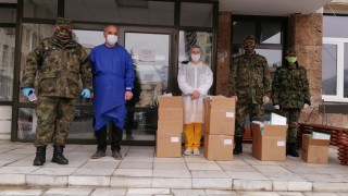 Военни дариха защитни средства на медици в Смолян