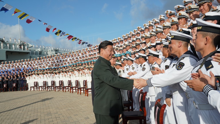 Си Дзинпин иска по-голямо развитие на военно оборудване и оръжия