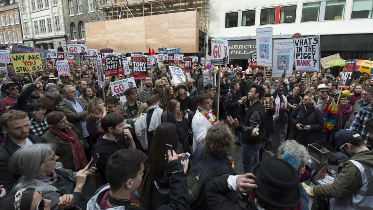 Протестиращи в Лондон поискаха оставката на Камерън