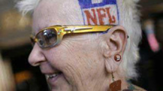 "Агресивна" баба помля автомобил с фенове на ЦСКА и отнесе 250 лв. глоба