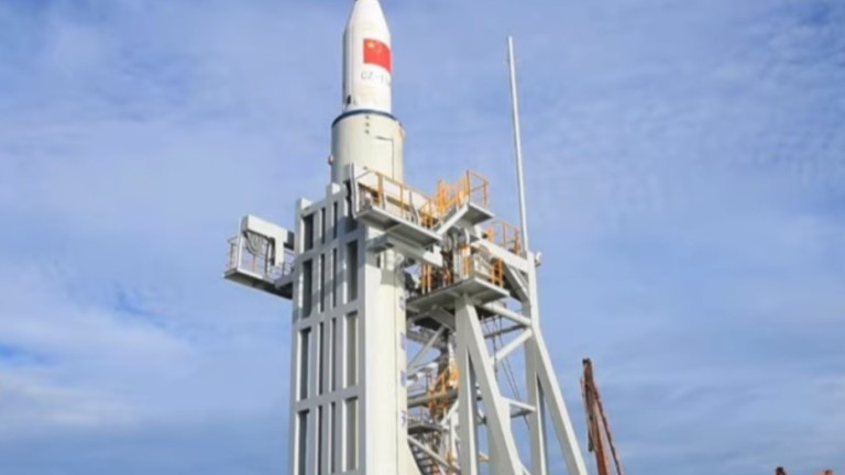 Китай за първи път изстреля ракета към космоса от платформа в море