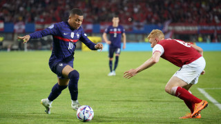 Нападателят на Пари Сен Жермен Килиан Мбапе участва във фотосесиите