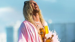 Матю Маконъхи рус и в розово в The Beach Bum