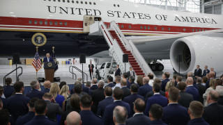 Американският президент Доналд Тръмп разкри реновирания самолет Air force one