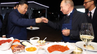 Путин и Си: Дипломацията на водката и блините