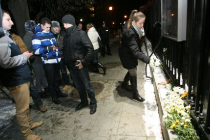 Софиянци оставиха цветя пред френското посолство в памет на жертвите от „Щарли ебдо”