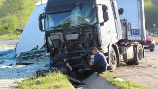 Камион катастрофира при пътен възел Летище Варна по пътя