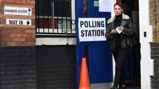 Защо изборите във Великобритания се оказаха исторически за Google?