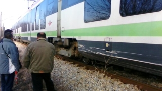 Бус се удари във влак на прелеза при село Антон