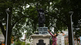  В Англия замениха скулптура на търговец на плебеи със статуя на протестиращ 