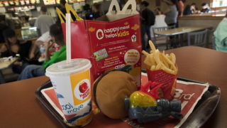 Американската компания McDonald s Corp най голямата верига ресторанти за бързо
