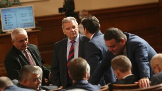 Депутатите в спор за коланите в автобусите Задължителното им въвеждане