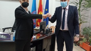 Посолството ни в Скопие дари хранителни продукти за 30 социално