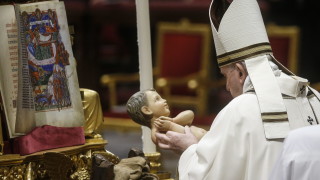 Папа Франциск отслужи меса за Бъдни вечер