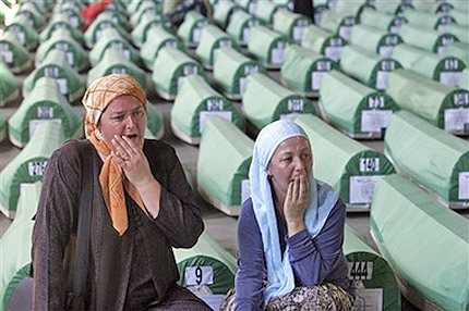 Клането в Сребреница – по вина на холандските гейове 