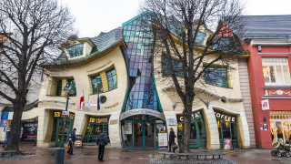 Изкривената къща или Krzywy Domek на полски често се нарича