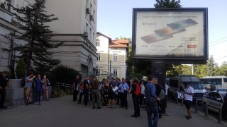 Около 50 ина членове и симпатизанти Има такъв народ протестираха пред