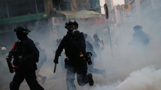 Полицията в Хонконг отново употреби сълзотворен газ и водни оръдия