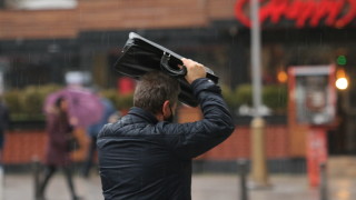 Дъждът наводни десетки улици и подлези в София Междувременно хидролози