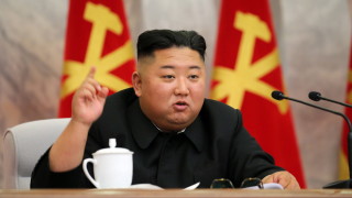 Лидерът на КНДР Ким Чен ун смъмри официални представители за