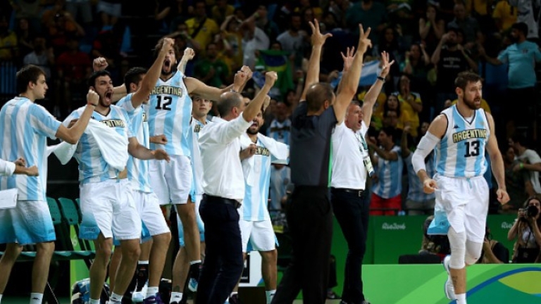 Аржентина смълча Бразилия в драматична баскетболна битка 