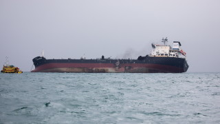 Заради опасност от екокатастрофа либийския танкер "БАДР" е в наше пристанище
