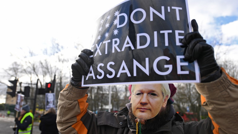 Лондон не трябва да екстрадира Асандж за политически обвинения, призова защитата