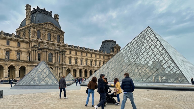 Най-известните кражби в Лувъра: от “Мона Лиза” до смелия обир на бижута през октомври 2025 г.