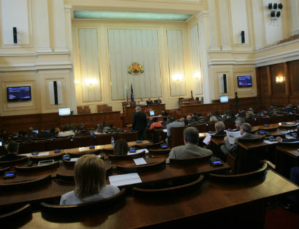 Вкарват голяма група деца с увреждания в нормалните училища