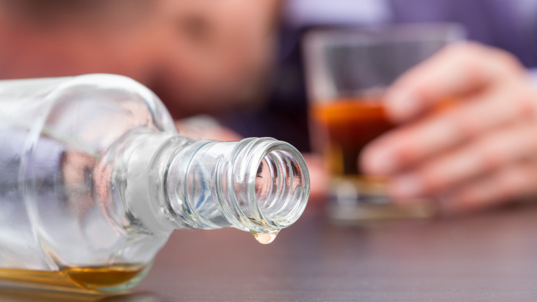 Столична полиция спипа 37-годишен мъж да продава алкохол менте в бутилки от